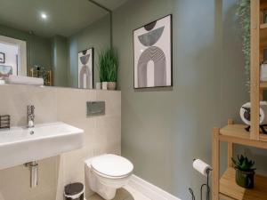 City Centre Top Floor w Balcony Sunset Views Pass the Keys