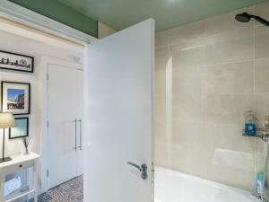 City Centre Top Floor w Balcony Sunset Views Pass the Keys