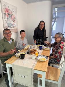 ACOGEDOR APARTAMENTO DISPONIBLE eN CALARCA QUINDIO EXCELENTE UBICACION EN CONJUNTO CERRADO 2 HABITACIONES PARKING BIEN EQUIPADO