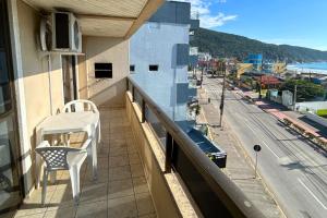 Apartamento com vista mar sobre a avenida