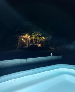 Maisons de vacances Maison en pierre avec piscine : Maison de Vacances
