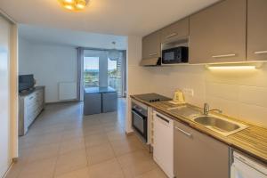 appartement 1ère ligne avec parking et terrasse vue mer