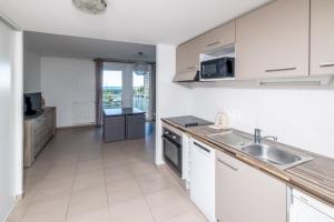 appartement 1ère ligne avec parking et terrasse vue mer