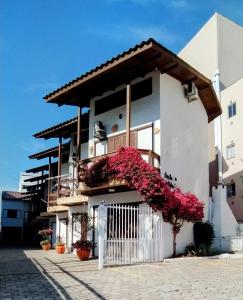 Triplex Litoral 2Q a 60m da praia by Achei