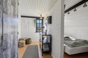 Astrup Vig Hideaway, Thatched Cottage with Shelter & Serenity