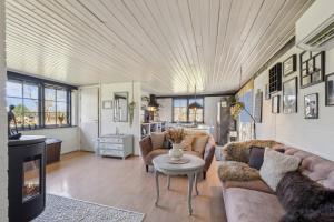 Astrup Vig Hideaway, Thatched Cottage with Shelter & Serenity