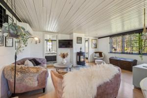 Astrup Vig Hideaway, Thatched Cottage with Shelter & Serenity