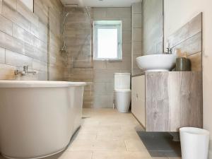 No 4 Squirrels Nest-Uk44305