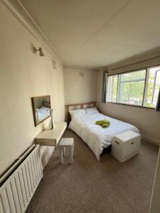 Apartment in Victoria SW1, spacious Thames riverside one bedroom flat