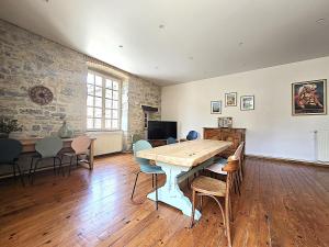 Maisons de vacances Magnifique villa en pierres au coeur de Saint Antonin Noble Val - Piscine et jardin prives -10 personnes : photos des chambres