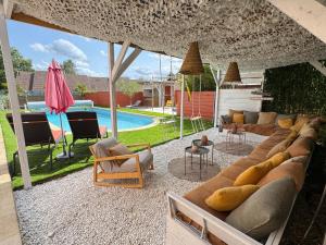 B&B / Chambres d'hotes Chambre double dans villa avec piscine salle de bains privee : photos des chambres