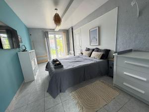 B&B / Chambres d'hotes Chambre double dans villa avec piscine salle de bains privee : photos des chambres