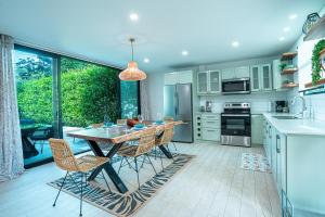 Tropical 4BR Retreat with Private Pool Guest House