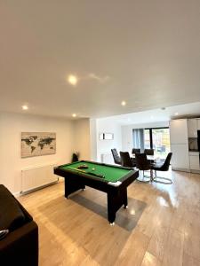 Manchester 2BR Luxe Lounge, Hot Tub, Pool Table