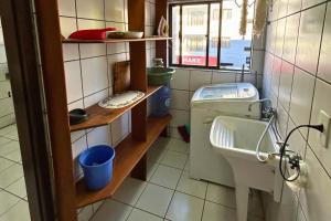 Apartamento sobre a avenida principal com vista mar