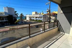 Apartamento sobre a avenida principal com vista mar