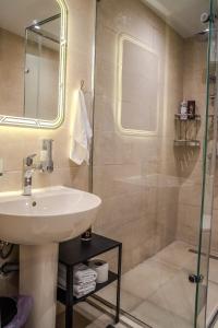 Cozy Luxe Stay - Outdoor Patio