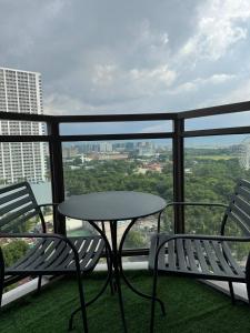 Cozy, aesthetic Pet friendly 1br Condo with balcony in Pasay with Manila Bay View Near MOA & Okada WFH ready Free Pool Acces Gym and Sauna