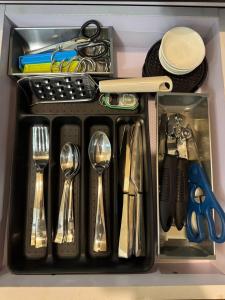 Cozy, aesthetic Pet friendly 1br Condo with balcony in Pasay with Manila Bay View Near MOA & Okada WFH ready Free Pool Acces Gym and Sauna