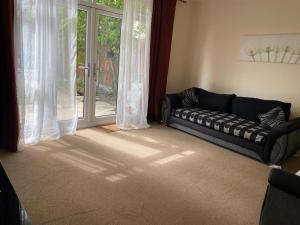 Langham Lake House Milton Keynes - ideal for couples, solo travellers, families