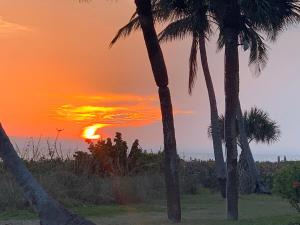 Sanibel Sunsetthe Sun Meets the Sea