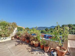 Duplex avec terrasse & vue dégagée dans domaine privé à Mandelieu