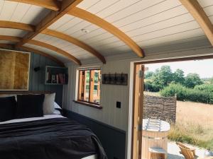 Ambrose Hut, Private, romantic, luxury Shepherd Hut with own Hot Tub
