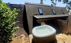 Maisons de vacances Le gros chene, gite du XVIII siecle, jacuzzi privatif : Maison 1 Chambre