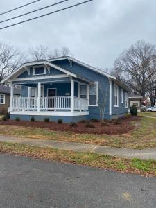 Cozy Chestnut Cottage- Downtown favorite!