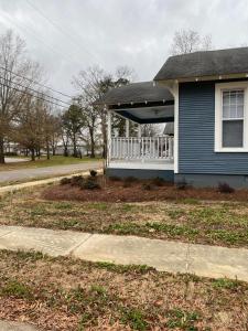 Cozy Chestnut Cottage- Downtown favorite!