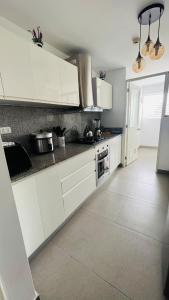 A 15 minutos del aeropuerto cómodo y moderno departamento de 3 habitaciones independientes y 2 baños