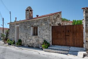 Sousannou Stone House, 3 Bedroom Mountain Escape with BBQ and Fireplace