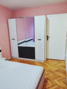 АПАРТАМЕНТ ДВЕ СТАИ ДО МЕТРОСТАНЦИЯ ВАРДАР Apartment In West Park near Subway