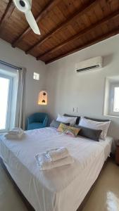 Myconian Unique Villa in Marathi , 130sqm - 4people ,Shisha place ,Secured Free Parking, Party place - Terrace for dinner & Sunset Photoshooting - Elenas Hospitality -