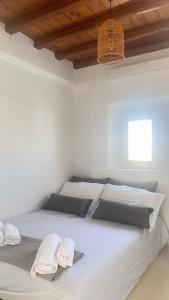 Myconian Unique Villa in Marathi , 130sqm - 4people ,Shisha place ,Secured Free Parking, Party place - Terrace for dinner & Sunset Photoshooting - Elenas Hospitality -