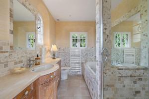 Maisons de vacances Villa The Oasis - Calm - Pool - Chic and Farniente : photos des chambres