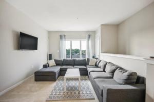 Luxurious 4BR home with parking & patio l Corporate & Extended Stays welcome l Fits 8-10