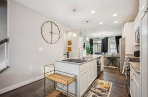 Luxurious 4BR home with parking & patio l Corporate & Extended Stays welcome l Fits 8-10