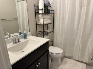 Luxurious 4BR home with parking & patio l Corporate & Extended Stays welcome l Fits 8-10
