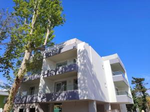 Modern flat for 5 guests with private fenced garden
