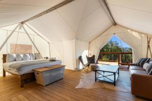 Suite Tent room in Under Canvas Columbia River Gorge