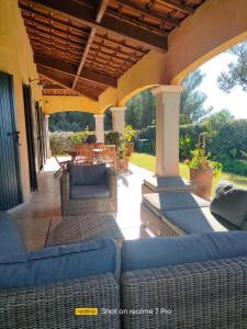 Villa au pied dune colline