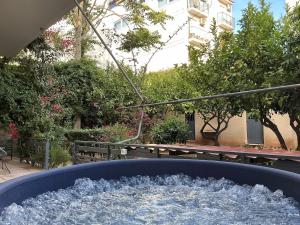 2BDRM Glyfada Residence - Jacuzzi, Garden & Parking