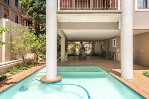 Firenza 2 Bed Apartment 1 km to Malls and Guatrain