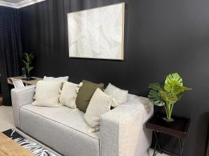 Firenza 2 Bed Apartment 1 km to Malls and Guatrain