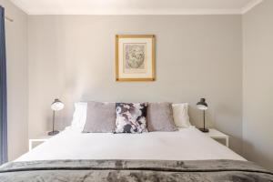 Firenza 2 Bed Apartment 1 km to Malls and Guatrain