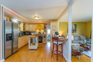 The Place Between The Lakes 4 Bedrooms 4 Beds