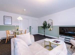 Business Travellers & Couples with Free Parking