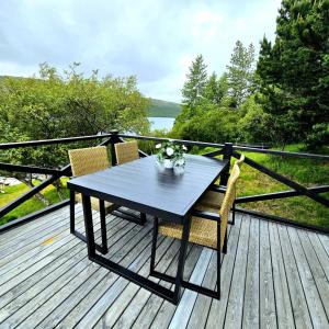 Lakefront cottage with jacuzzi