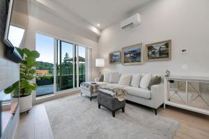 Whirlaway – Luxurious one bedroom Penthouse with study and 2 parking spots by Victoria Prime!